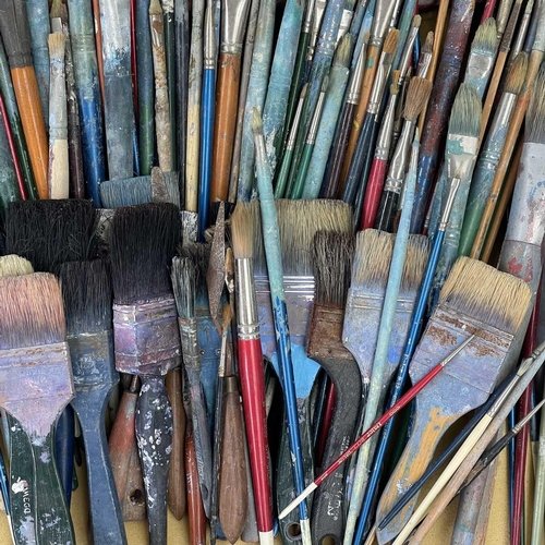 507 - John MILLER (1931-2002) A suitcase of brushes and palette knives from the artist's estate. Width 64c... 