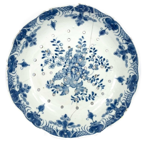 56 - Two Chinese export blue and white porcelain tankards, Qianlong period. Height 14cm, diameter 11.5cm ... 