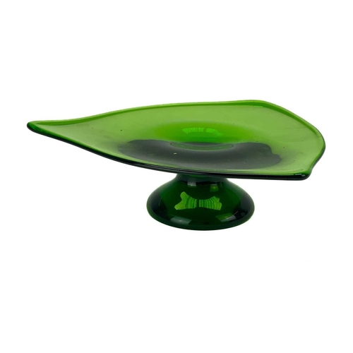 467 - A green art glass small tazza. With an irregular shaped edge, on a circular foot, height 5.5cm, toge... 