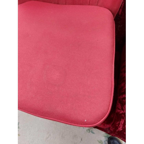 711 - A mid century upholstered cocktail chair. With fan shaped back on tapering turned supports, height 7... 