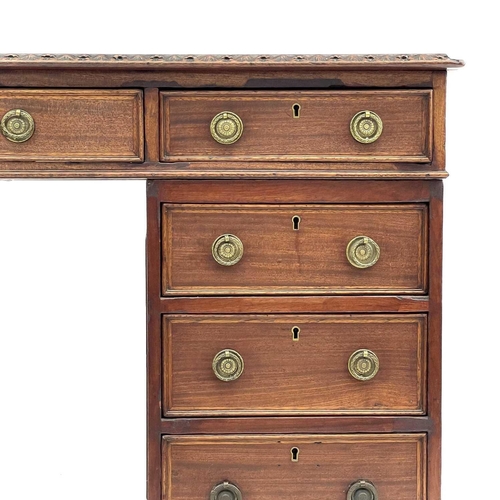 724 - A Georgian style mahogany twin pedestal writing desk. Early 20th century, with inset leather skiver ... 