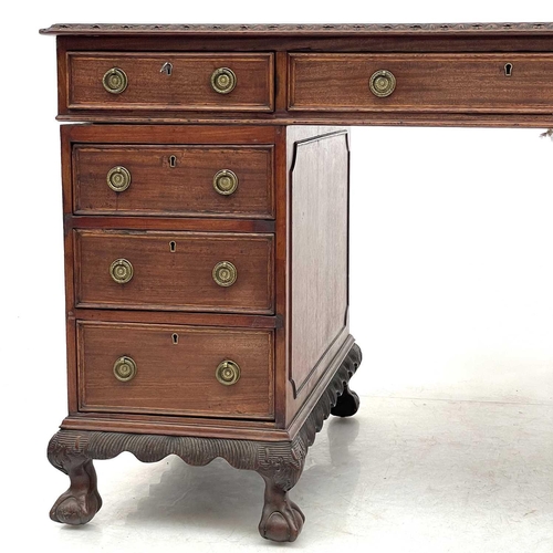 724 - A Georgian style mahogany twin pedestal writing desk. Early 20th century, with inset leather skiver ... 