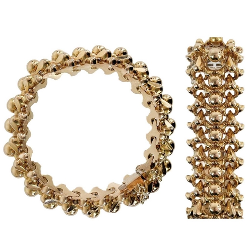201 - A good Continental high purity gold (tests 18ct) fancy link bracelet. With concealed clasp and safet... 