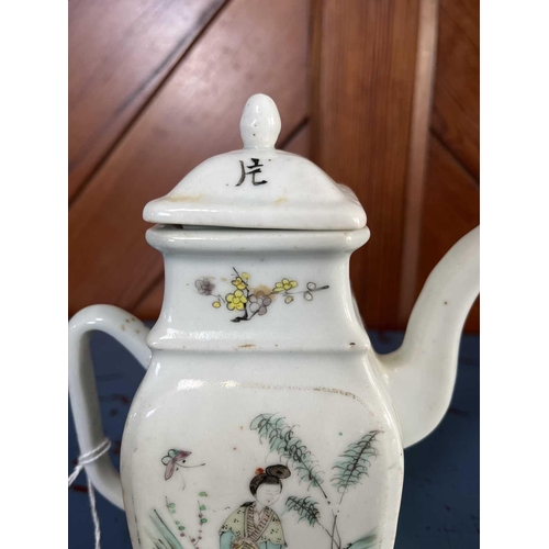 1015 - A Chinese porcelain teapot, circa 1900. Decorated with a mother a child opposed by a single female f... 