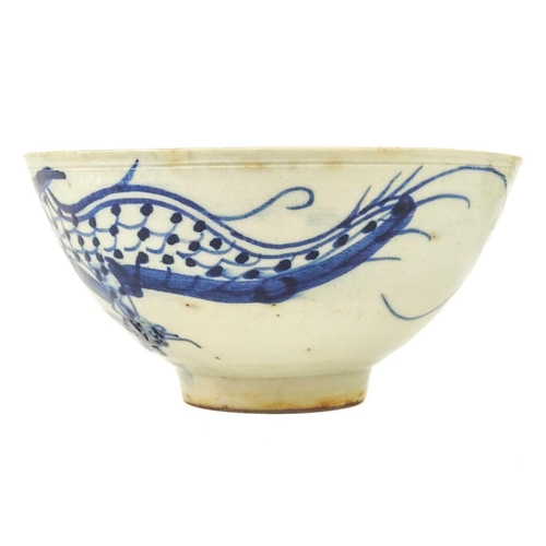 1030 - A Chinese blue and white dragon bowl, 18th/19th century. Blue characters to base, height 8cm, diamet... 