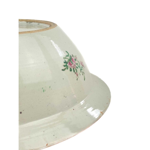 1052 - A large Chinese Canton porcelain wash bowl, late 19th/early 20th century. Decorated with panels of f... 