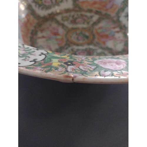 1052 - A large Chinese Canton porcelain wash bowl, late 19th/early 20th century. Decorated with panels of f... 