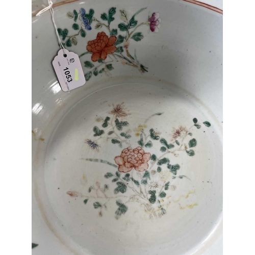 1053 - A Chinese Canton porcelain wash bowl, late 19th/early 20th century. The interior with famile rose fl... 