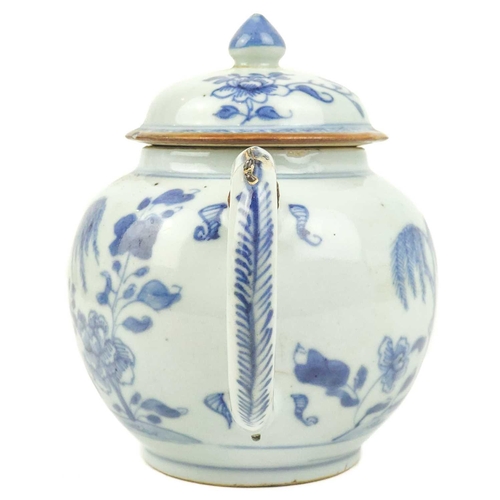 1104 - A Chinese export blue and white porcelain teapot, 18th century. Height 13.5cm, length 19cm, depth 10... 