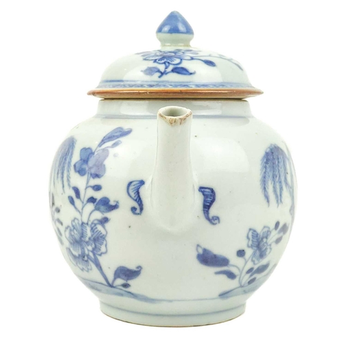 1104 - A Chinese export blue and white porcelain teapot, 18th century. Height 13.5cm, length 19cm, depth 10... 