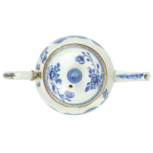 1104 - A Chinese export blue and white porcelain teapot, 18th century. Height 13.5cm, length 19cm, depth 10... 