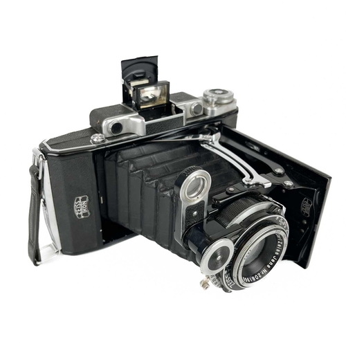 219 - A Zeiss Ikon Super Ikonta 531/2 Rangefinder Folding Camera black. 1937 Serial No E31202, fitted with... 