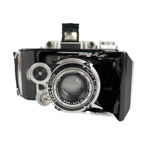 219 - A Zeiss Ikon Super Ikonta 531/2 Rangefinder Folding Camera black. 1937 Serial No E31202, fitted with... 