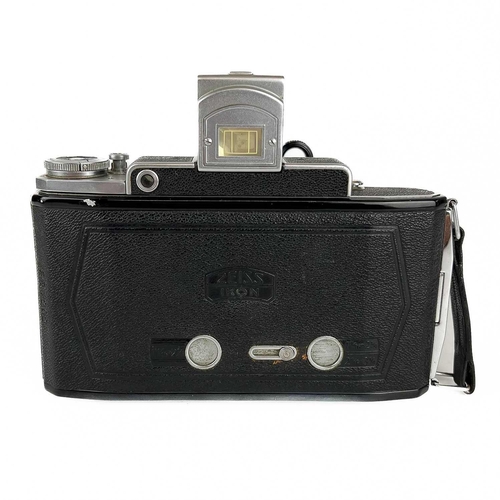 219 - A Zeiss Ikon Super Ikonta 531/2 Rangefinder Folding Camera black. 1937 Serial No E31202, fitted with... 