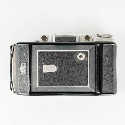 219 - A Zeiss Ikon Super Ikonta 531/2 Rangefinder Folding Camera black. 1937 Serial No E31202, fitted with... 