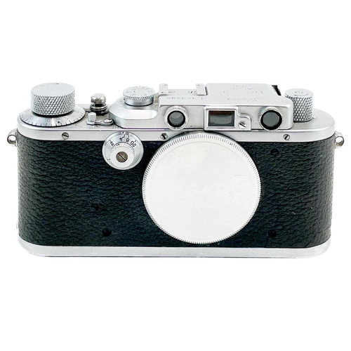 277 - A Leica IIIa Rangefinder 1935 camera body in chrome. No. 163796, together with a Leitz Nooky close u... 