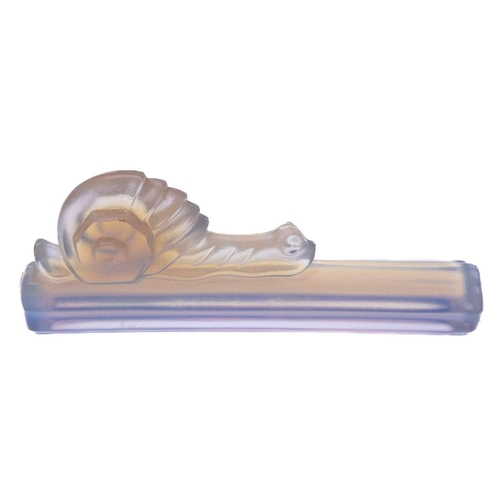 431 - A Sabino Art Deco opalescent glass snail knife rest. Signed Sabino Paris, length 10cm, together with... 