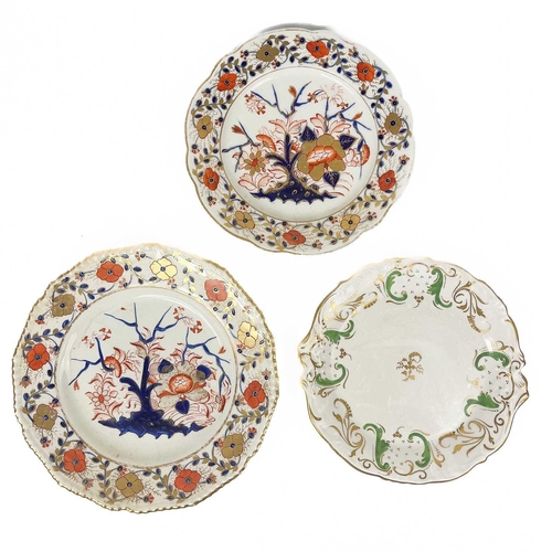 466 - A Derby Imari pattern plate. Circa 1820, diameter 22.5cm, together with other Imari pattern and othe... 