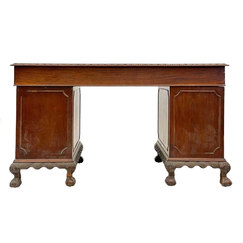 692 - A Georgian style mahogany twin pedestal free standing writing desk. Early 20th century, with inset l... 