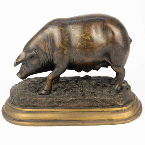 76 - A bronze figure of a sow. Late 20th century, in the Animalier tradition, length 23cm.