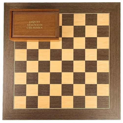 97 - A Jaques Staunton turned box and ebony weighted chess set. Modern, the king's height 9.5cm, containe... 