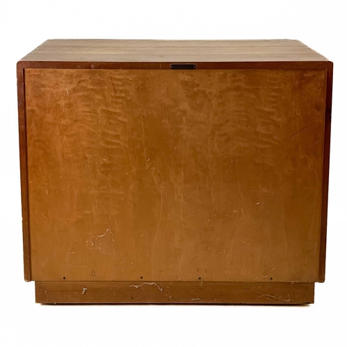 25 - Gordon Russell (1892-1980) An oak Ilmington pattern chest of drawers with two short and three long, ... 