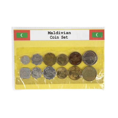 140 - World coinage and bank notes - emphasis on South Africa, Zimbabwe etc. Comprising: 1: A bag containi... 