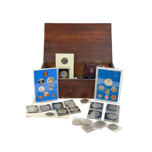 58 - GB cupro-nickel crowns 1951 to 1981 (x75) plus 1972 proof and 1980 un-circulated year sets A wooden ... 