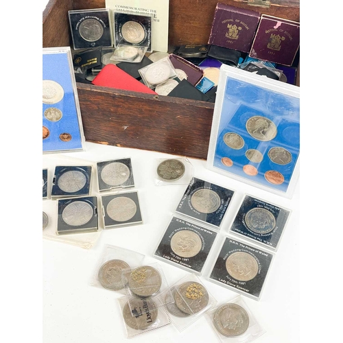 58 - GB cupro-nickel crowns 1951 to 1981 (x75) plus 1972 proof and 1980 un-circulated year sets A wooden ... 