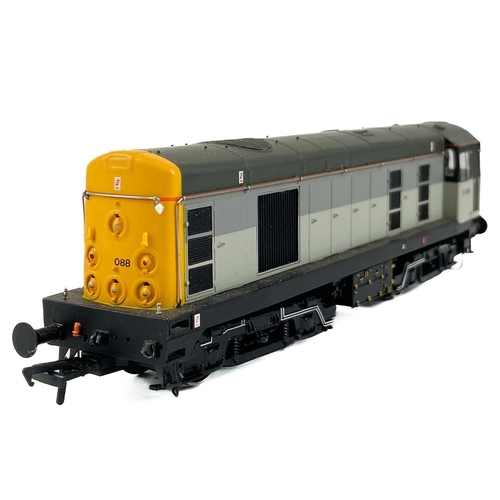 582 - BR class 20 Bachmann boxed Railfreight livered 