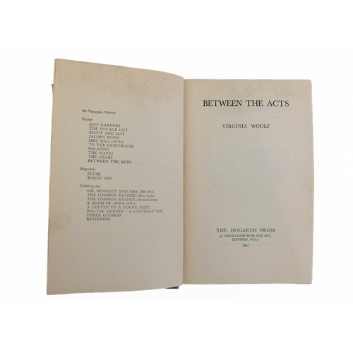 223 - Virginia Woolf Five Titles Flush a Biography, 1933, Orig cloth boards, slight foxing, contents and t... 