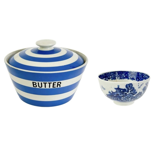 363 - A T.G. Green Cornishware circular lidded butter dish. Green printed mark to base, 14.5cm diameter, t... 