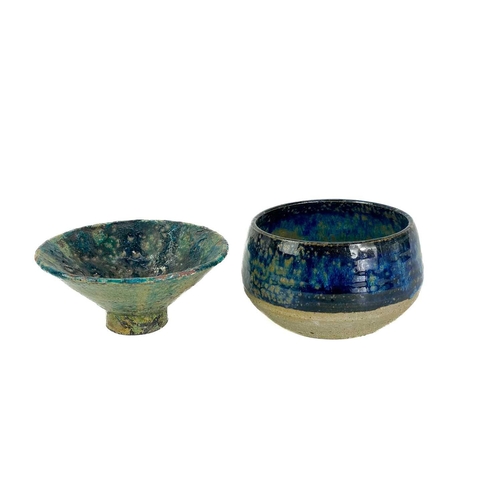 510 - Delan COOKSON (1937) A ceramic squat vase with incised mark. Height 9.5cm. Together with other studi... 