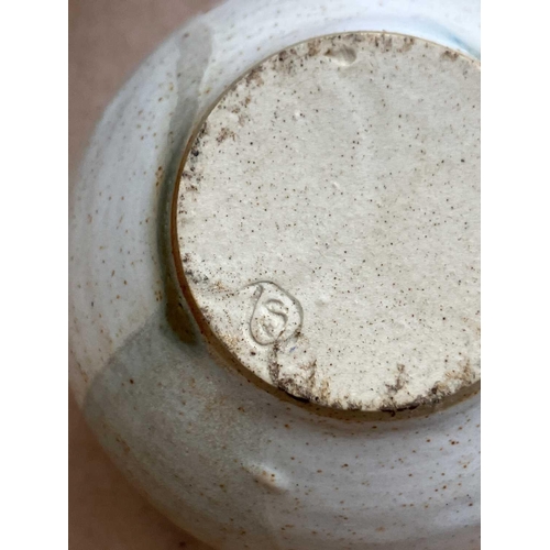 510 - Delan COOKSON (1937) A ceramic squat vase with incised mark. Height 9.5cm. Together with other studi... 