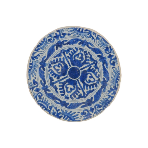 123 - A Chinese blue and white porcelain stand, Qianlong period. Diameter 22cm, a Chinese blue and white o... 