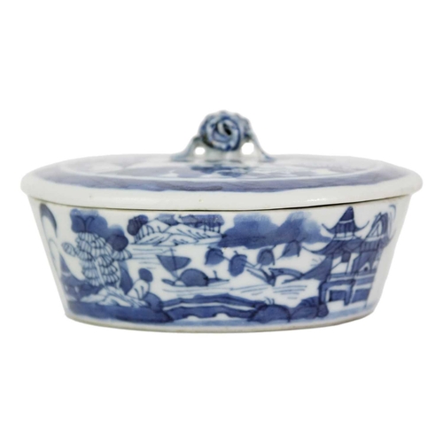 15 - A Chinese export blue and white porcelain tureen, Qianlong period. Height 6cm, width 12.5cm, depth 1... 