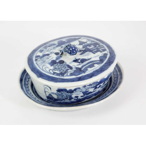 15 - A Chinese export blue and white porcelain tureen, Qianlong period. Height 6cm, width 12.5cm, depth 1... 