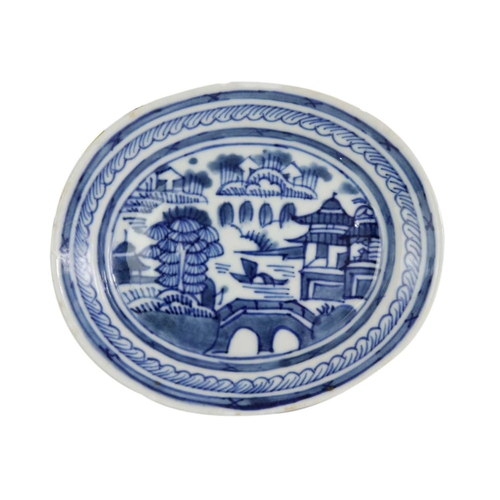 15 - A Chinese export blue and white porcelain tureen, Qianlong period. Height 6cm, width 12.5cm, depth 1... 