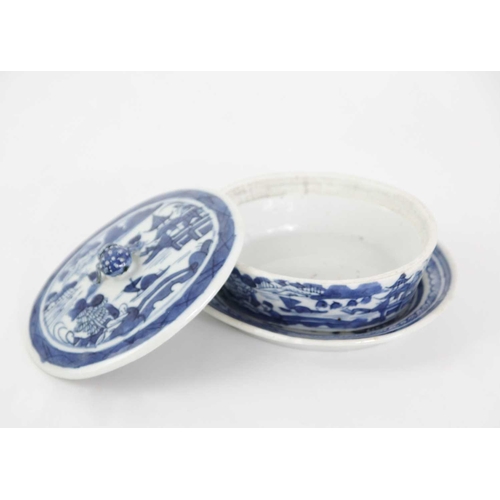 15 - A Chinese export blue and white porcelain tureen, Qianlong period. Height 6cm, width 12.5cm, depth 1... 