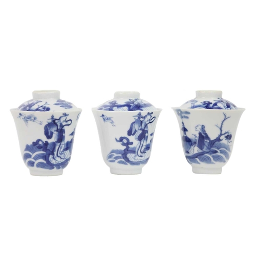 25 - A set of Chinese blue and white porcelain cups, covers and stands, 18th century. Late Kangxi period,... 