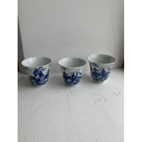 25 - A set of Chinese blue and white porcelain cups, covers and stands, 18th century. Late Kangxi period,... 