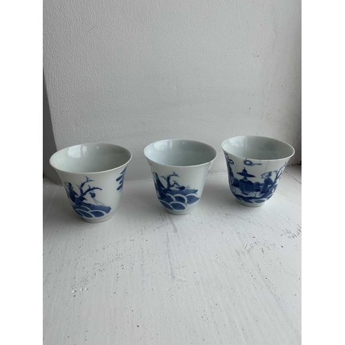 25 - A set of Chinese blue and white porcelain cups, covers and stands, 18th century. Late Kangxi period,... 