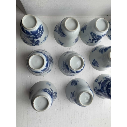 25 - A set of Chinese blue and white porcelain cups, covers and stands, 18th century. Late Kangxi period,... 