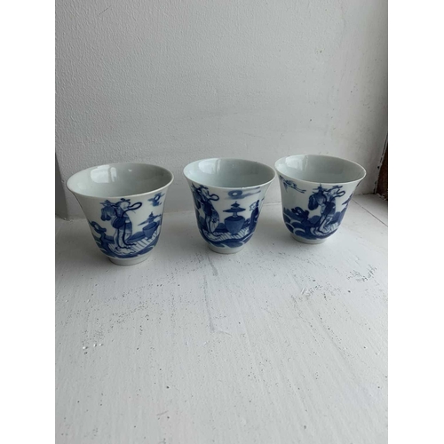 25 - A set of Chinese blue and white porcelain cups, covers and stands, 18th century. Late Kangxi period,... 