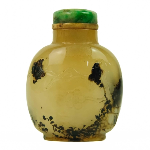 330 - A Chinese agate snuff bottle, Qing Dynasty, early-mid 19th century. With birds and foliage, height 6... 