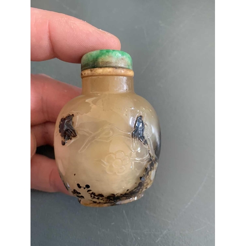 330 - A Chinese agate snuff bottle, Qing Dynasty, early-mid 19th century. With birds and foliage, height 6... 