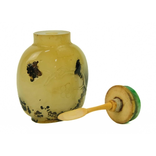 330 - A Chinese agate snuff bottle, Qing Dynasty, early-mid 19th century. With birds and foliage, height 6... 