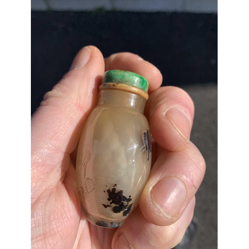 330 - A Chinese agate snuff bottle, Qing Dynasty, early-mid 19th century. With birds and foliage, height 6... 