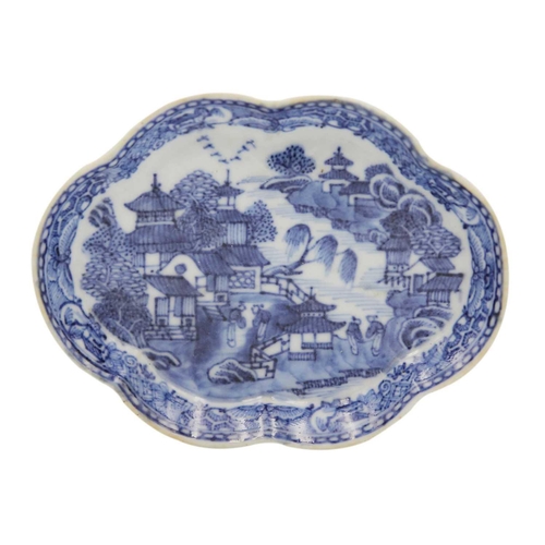 355 - A pair of Chinese export blue and white porcelain dishes, 18th century. Height 3cm, diameter 12.5cm ... 