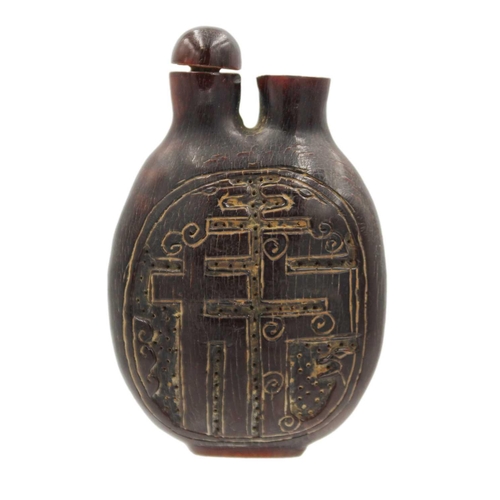 358 - A Chinese carved horn snuff bottle, Qing Dynasty, 18th/19th century. Height 8.5cm, width 5.5cm, dept... 